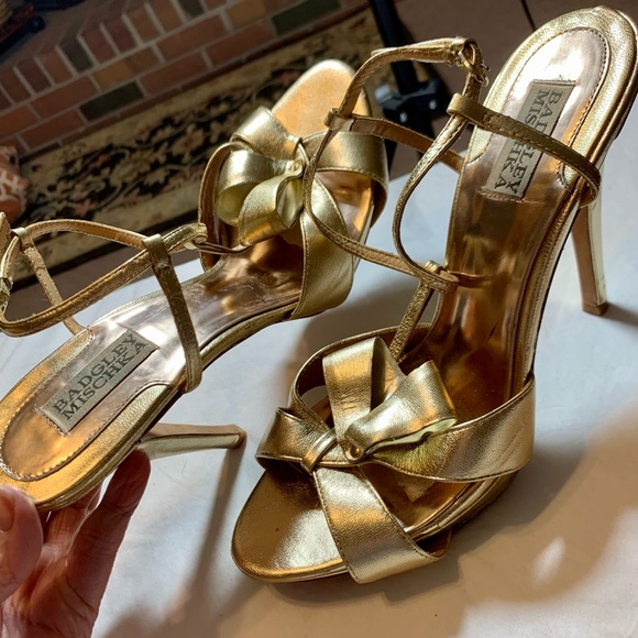SOLD 10 badgley mischka gold foil leather bow heels - Picture 2 of 13